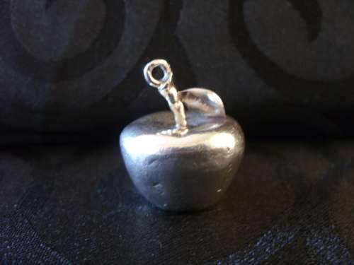 Large Sterling silver apple & chilli pepper charms - 13,1 g (together)