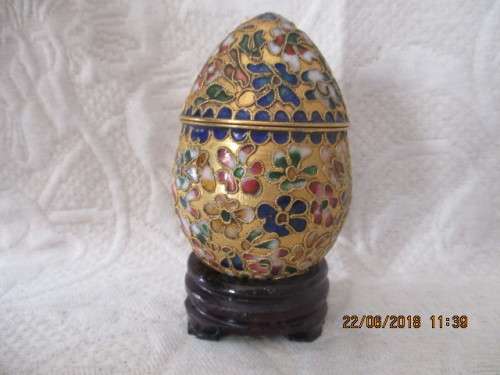 Chinese cloisonne egg - lidded trinket box on stand - 83 mm high