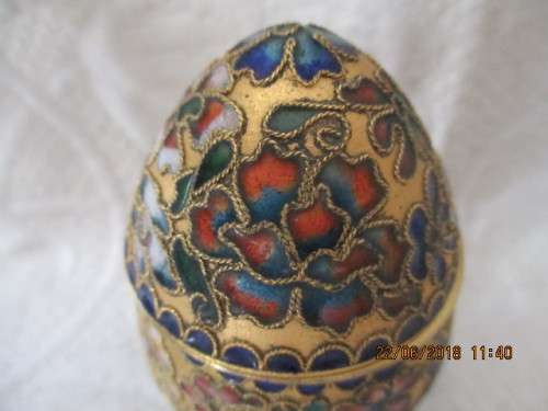 Chinese cloisonne egg - lidded trinket box on stand - 83 mm high