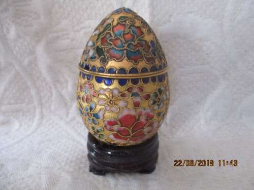 Chinese cloisonne egg - lidded trinket box on stand - 83 mm high