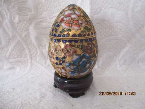 Chinese cloisonne egg - lidded trinket box on stand - 83 mm high