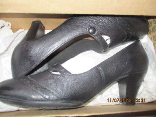Froggie Genuine leather shoes in box - size 6 1/2
