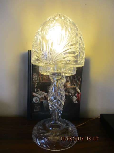 Exquisitely beautiful rose cut crystal glass lamp - 40 cm high WOW!!!