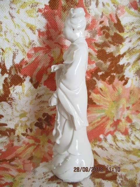 Chinese blanc de chine lady Quan Yin figurine - 14,5 cm high