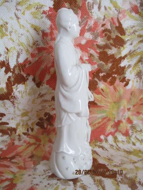Chinese blanc de chine lady Quan Yin figurine - 14,5 cm high