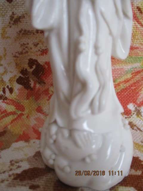 Chinese blanc de chine lady Quan Yin figurine - 14,5 cm high