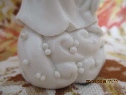 Chinese blanc de chine lady Quan Yin figurine - 14,5 cm high