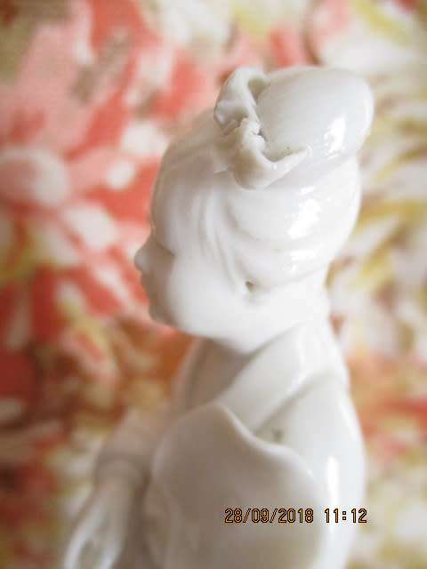 Chinese blanc de chine lady Quan Yin figurine - 14,5 cm high