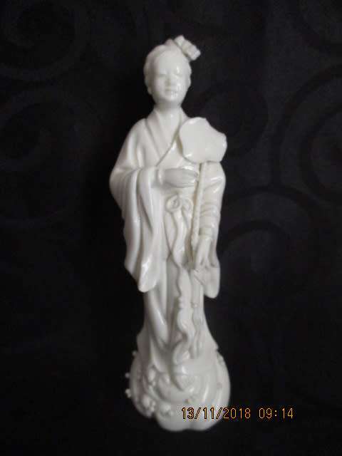 Chinese blanc de chine lady Quan Yin figurine - 14,5 cm high