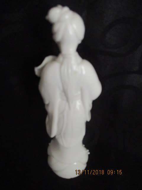 Chinese blanc de chine lady Quan Yin figurine - 14,5 cm high