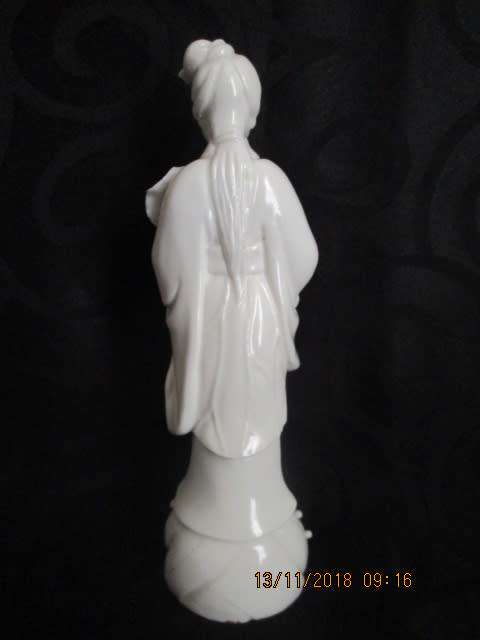 Chinese blanc de chine lady Quan Yin figurine - 14,5 cm high