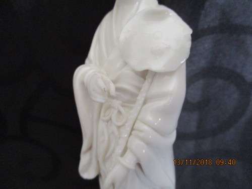 Chinese blanc de chine lady Quan Yin figurine - 14,5 cm high