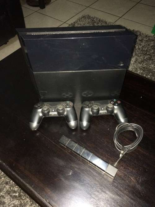 Playstation 4 (PS4) Bundle + Games