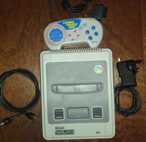SNES Console + Generic Controller (Retro)
