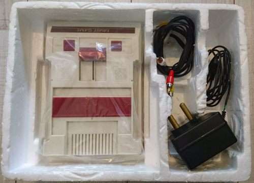 Boxed "Family Game" Entertainment system / 8 Bit Famiclone + 2 Controllers
