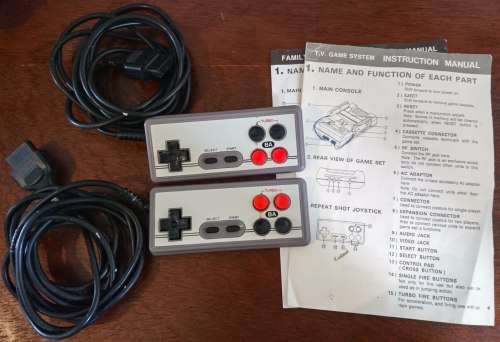 Boxed "Family Game" Entertainment system / 8 Bit Famiclone + 2 Controllers