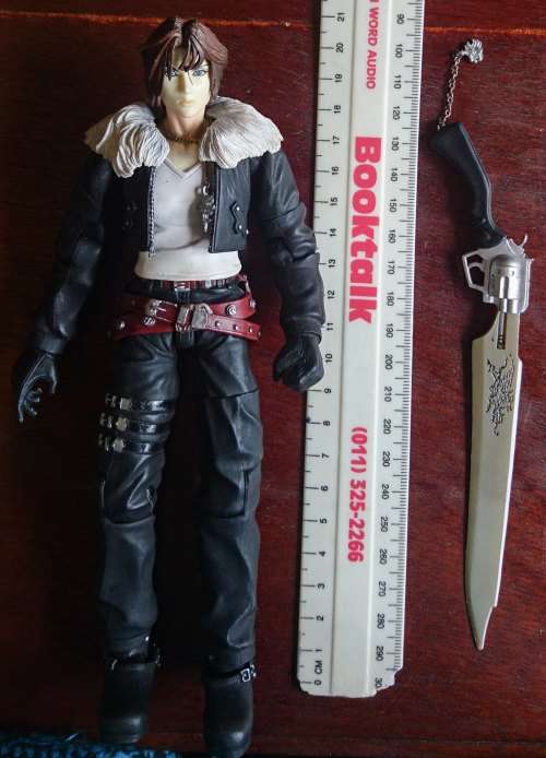 Square Enix Final Fantasy 8 Squall Leonhart Figurine with Sword
