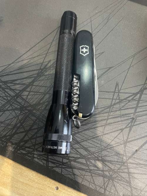 Victorinox Mountaineer + Maglite
