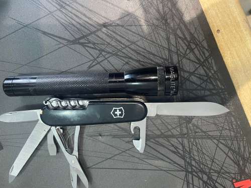 Victorinox Mountaineer + Maglite