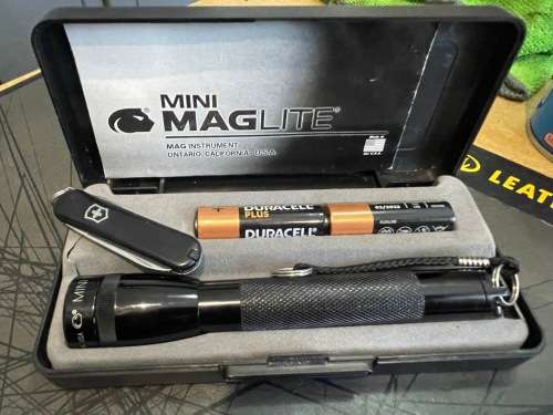 Maglite 2AA + Victorinox Classic