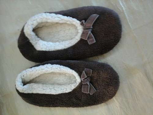 BROWN GIRL SLIPPERS WITH LIKE WOOL LINING INSIDE - GOOD CONDITION (25CM)