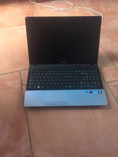 Samsung 300e Core I3