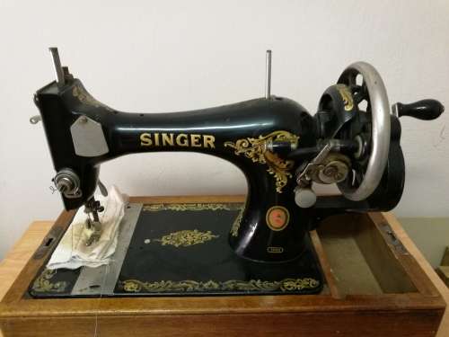 ANTIQUE SINGER SEWING MACHINE (c. 1919) - EXCELLENT IN 100% WORKING CONDITION - WITH ORIGINAL COVER