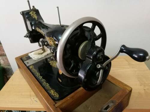 ANTIQUE SINGER SEWING MACHINE (c. 1919) - EXCELLENT IN 100% WORKING CONDITION - WITH ORIGINAL COVER