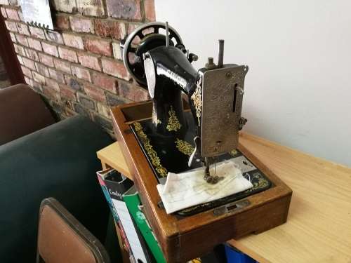 ANTIQUE SINGER SEWING MACHINE (c. 1919) - EXCELLENT IN 100% WORKING CONDITION - WITH ORIGINAL COVER