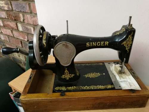 ANTIQUE SINGER SEWING MACHINE (c. 1919) - EXCELLENT IN 100% WORKING CONDITION - WITH ORIGINAL COVER