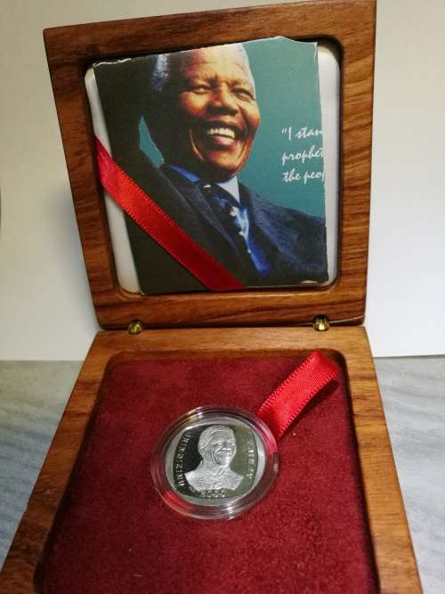 MANDELA 2000 "SMILEY" R 5,00 - PROOF U/C COIN - ENCAPSULATED LIMITED EDITION - IN ROSEWOOD BOX