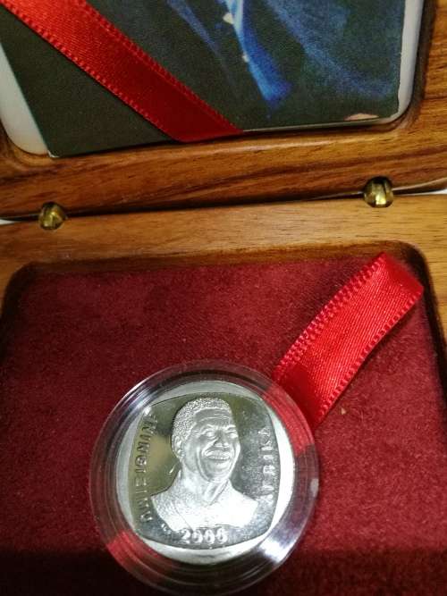 MANDELA 2000 "SMILEY" R 5,00 - PROOF U/C COIN - ENCAPSULATED LIMITED EDITION - IN ROSEWOOD BOX