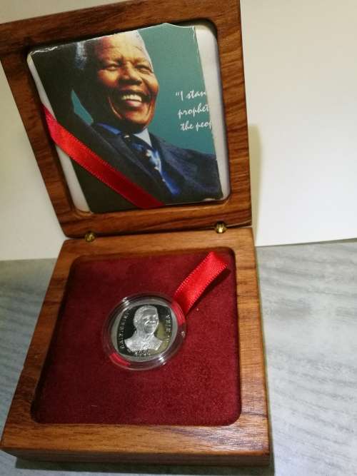 MANDELA 2000 "SMILEY" R 5,00 - PROOF U/C COIN - ENCAPSULATED LIMITED EDITION - IN ROSEWOOD BOX