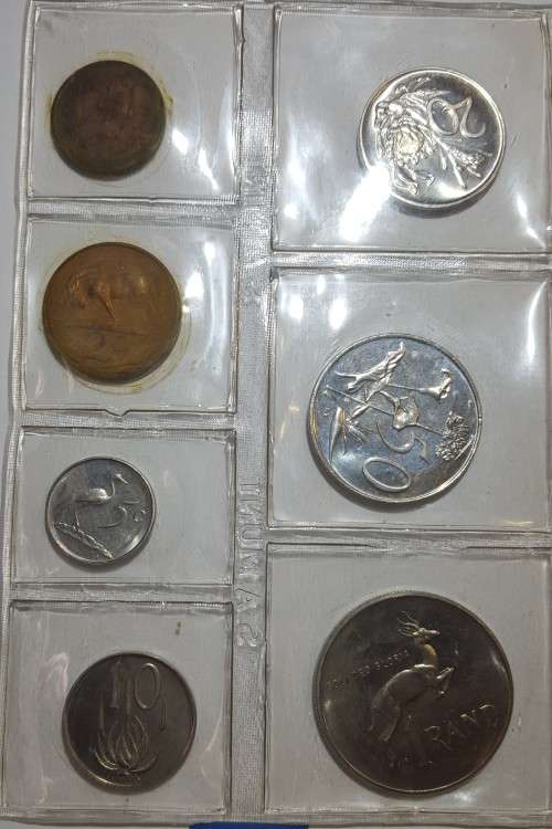 1982 SEALED UNC MINT PACKS - RARE LARGE R1,00 - LATE STATE PRESIDENT BJ VORSTER - SETS 35 YEARS OLD