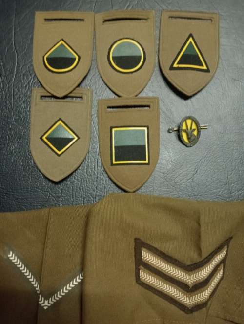 South African Army - Mixed Infantry lot with 8 SAI beret badge