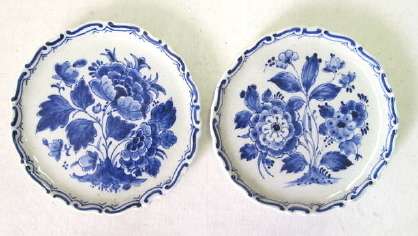 Pair of small Delft wall plates by De Porceleyne Fles, Holland