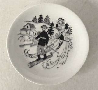 Small Arabia wall plate or pin dish