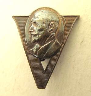 Victory badge with portrait of Jan Smuts
