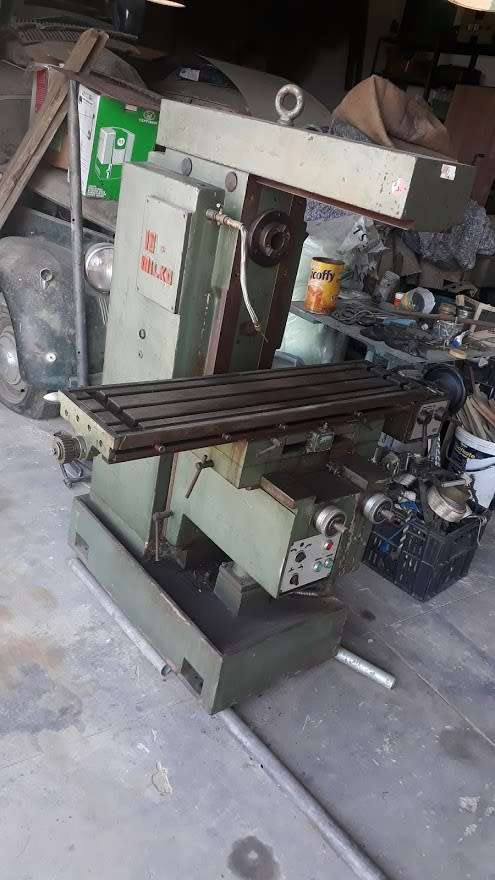 MILLING MACHINE