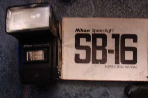 Nikon speedlight SB - 16 detachable flash with light meters on the flash body