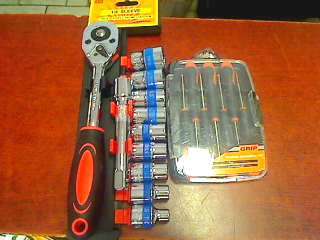 11 Piece Socket Set + 7 Piece Grip Mini Screwdrivers