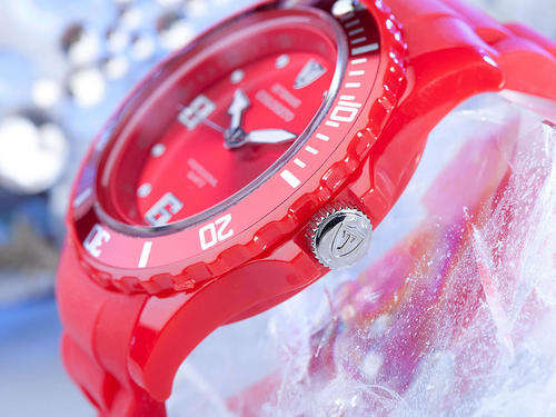 PREFECT GIFT FOR YOUR VALENTINE " Ladies DETOMASO RED WATCH boxed with papers, 2yr warranty