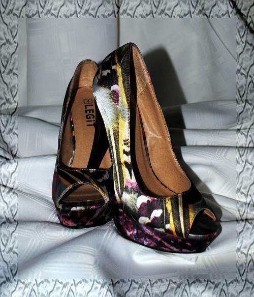 GORGEOUS PINK FEATHER PRINT PEEPTOES -  SIZE 6