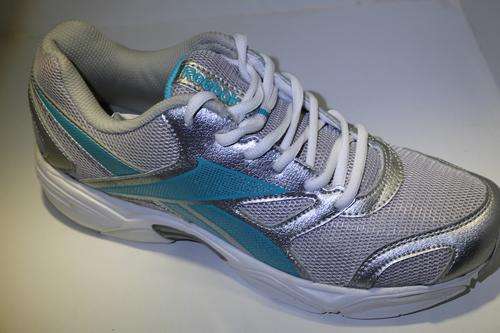 LADIES ORIGINAL REEBOK TRIPLE HALL RUNNING SHOES (BRAND NEW IN BOX)