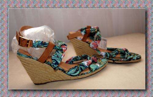 CASUAL FLORAL BASKET WEAVE WEDGE - SIZE 5