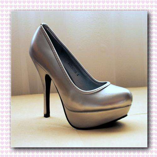 GORGEOUS SILVER COURT SHOES - SIZE 4