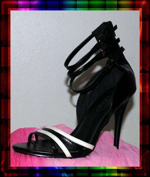 STUNNING STRAPPY STATEMENT HEELS  -  SIZE 5