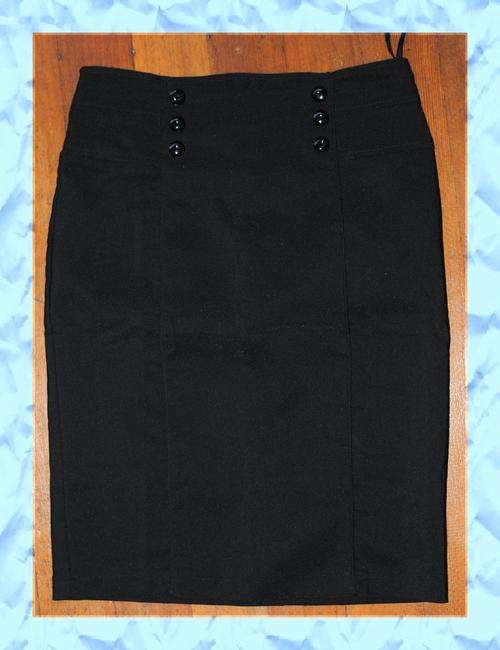 BLACK KNEE LENGTH SKIRT - SIZE 8