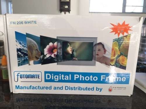 **8 INCH HIGH RESOLUTION DIGITAL PHOTO FRAME**
