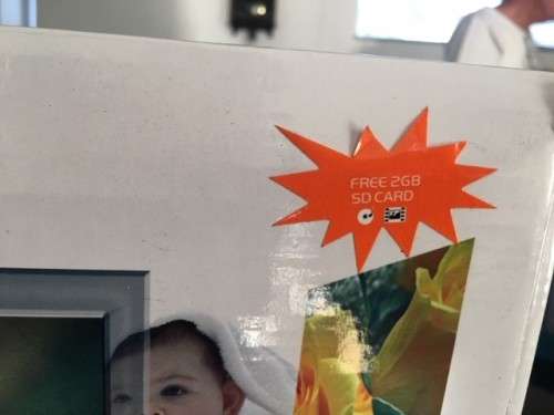 **8 INCH HIGH RESOLUTION DIGITAL PHOTO FRAME**